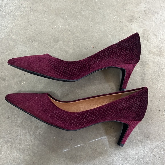 Burgundy plumb colored heel. - Picture 3 of 5